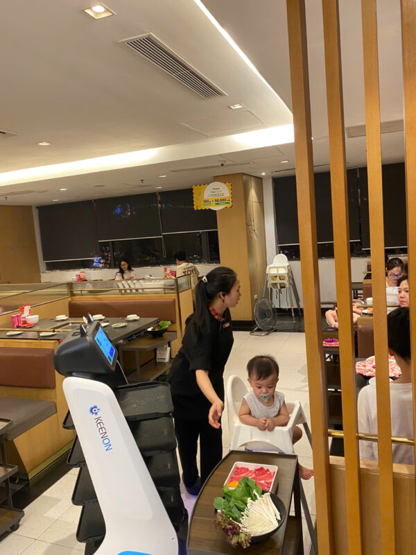 robot-phuc-vu-nha-hang-manwah-digicorp