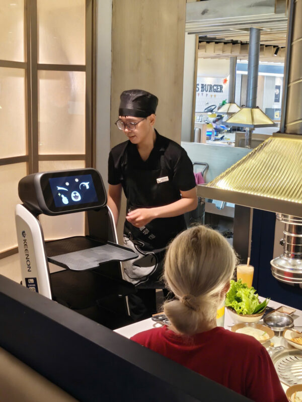 Robot cho nhà hàng Keenon T9 phục vụ món ăn tự động