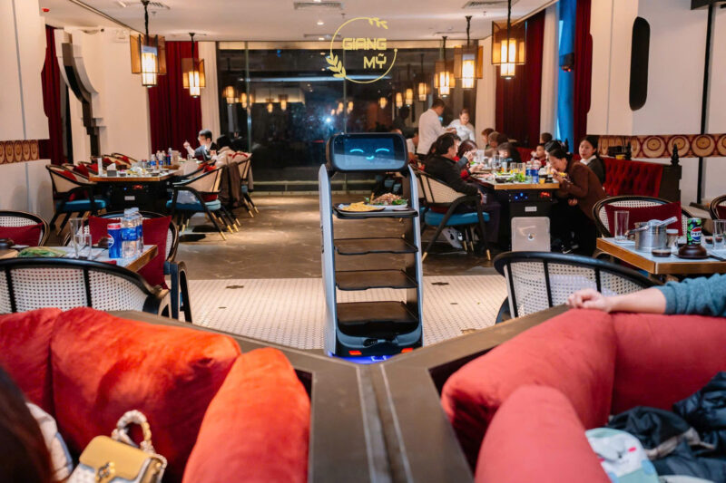 Robot phục vụ Keenon T9 tại một nhà hàng ở Hà Nội