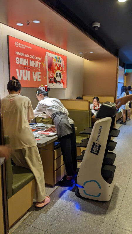 robot-phuc-vu-nha-hang-haidilao-digicorp